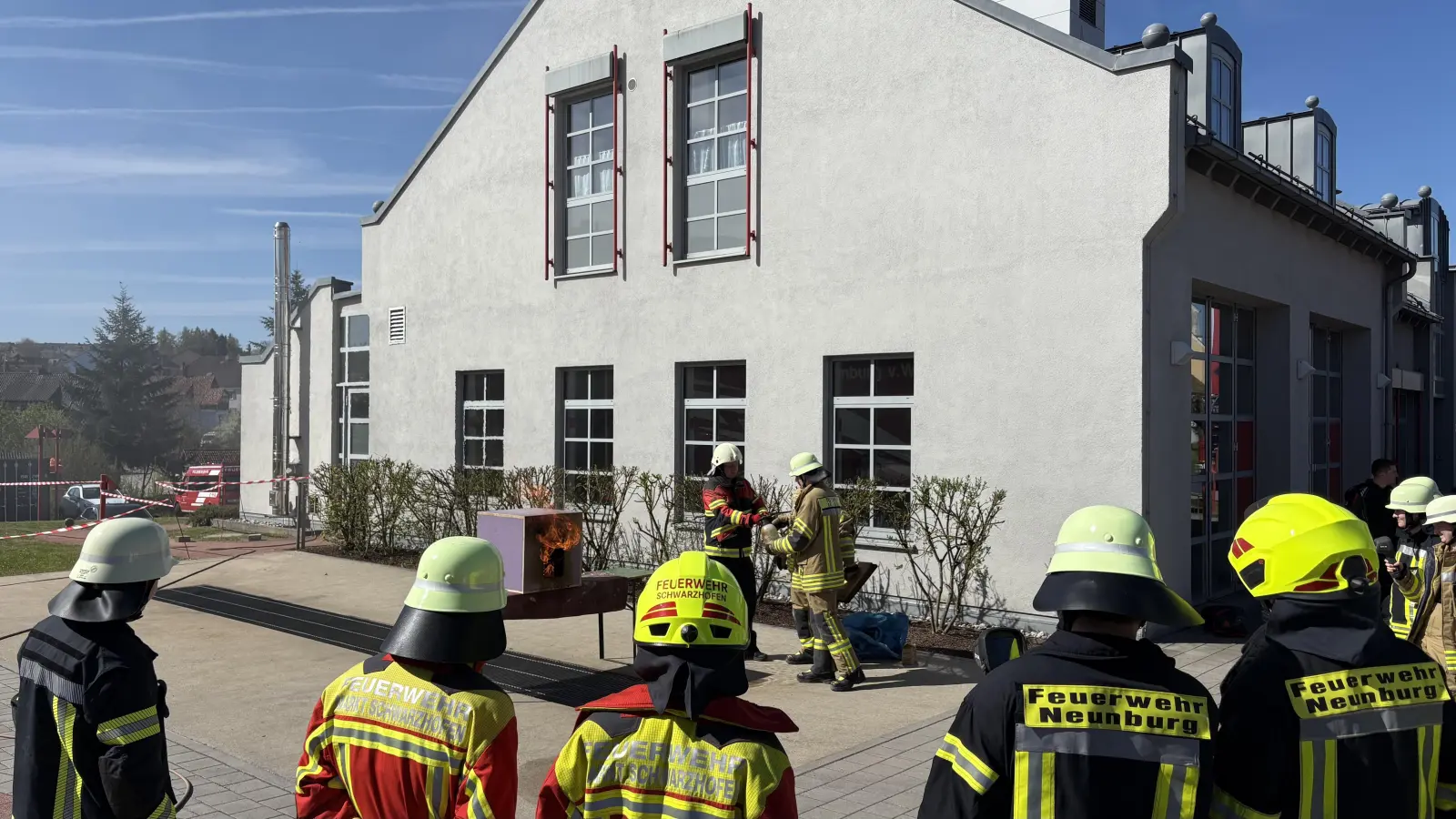 Ehrenamtliche Ausbilderinnen und Ausbilder der Kreisbrandinspektion Landkreis Schwandorf tauschten sich über den Ausbildungsstand im ersten Halbjahr aus. (Bildquelle: Stefan Schmid)