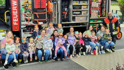 Die Kinder vom „Wirbelwind” mit der Freiwilligen Feuerwehr (Bild: Matthias Walk)