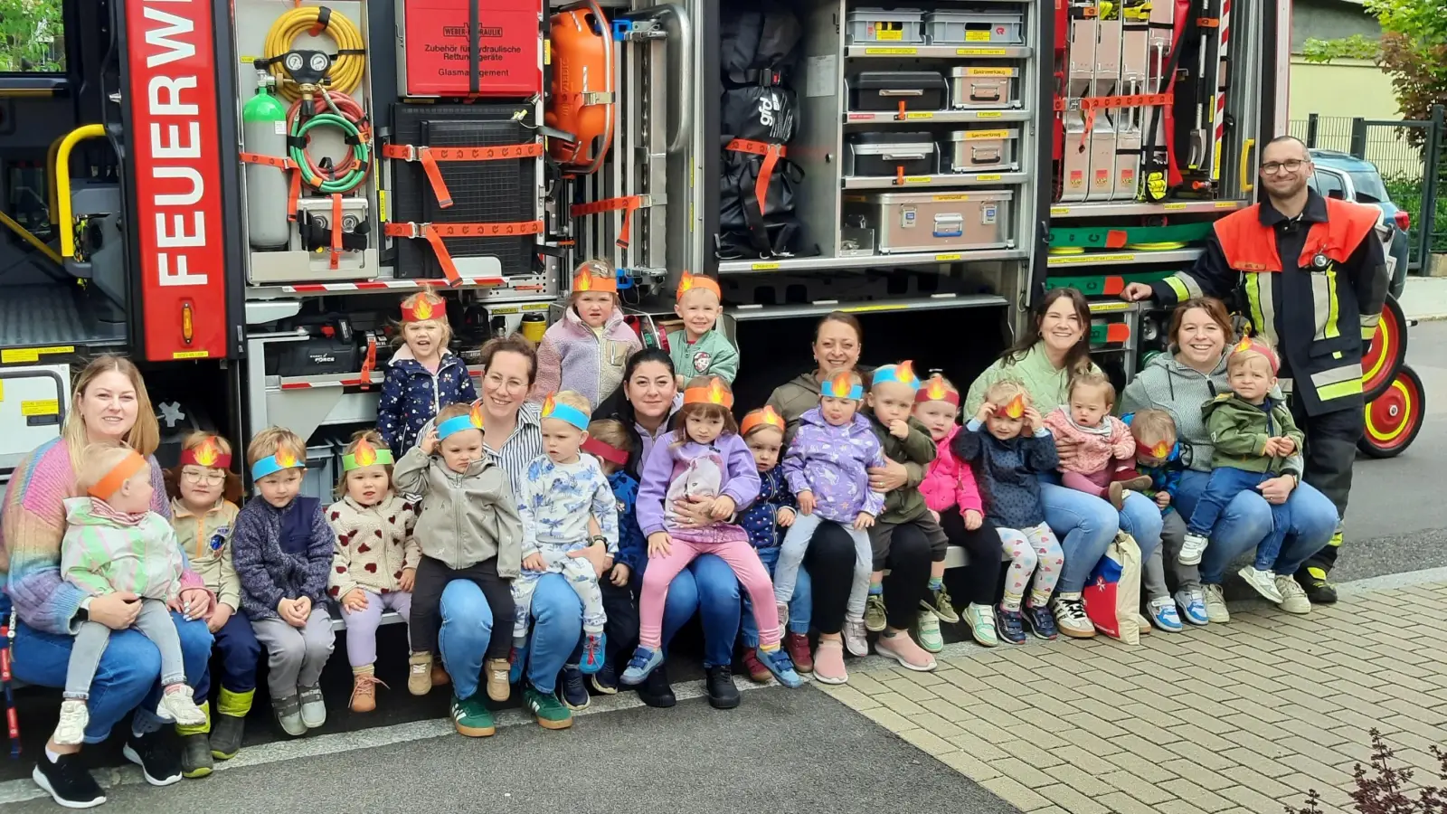 Die Kinder vom „Wirbelwind” mit der Freiwilligen Feuerwehr (Bild: Matthias Walk)