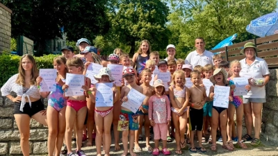 Die Teilnehmerinnen und Teilnehmer der Freibadolympiade freuten sich gemeinsam mit den Helferinnen und Helfern über einen gelungenen Ferientag im Freibad Friedenfels. (Bild: Patricia Henze)