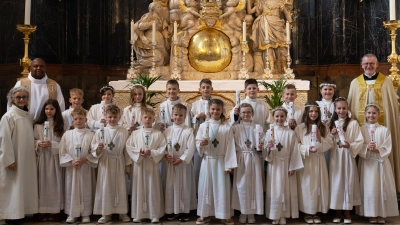 Gruppenfoto der Erstkommunionkinder Klasse 3b/3c (Bild: Monika Demmer)