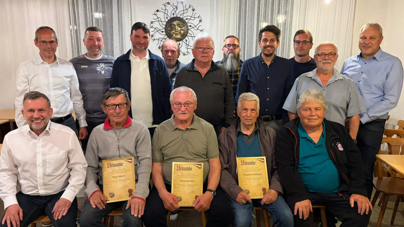 Vorne v. l.: 1.	Vorsitzender Toni Härtl, 3 Gründungsmitglieder Hans Mayer, Heinrich Löw, Siegfried Sollfrank und daneben für 50 Jahre Robert Krapfl <br>Hinten v. l.: 2. Vorsitzender Tobias Weininger, Sebastian Götz 25 J., 2. Bürgermeister Adi Zölch, Matthias Löw 50 J., Konrad Haner 40 J., Stefan Lindner, Wolfgang Busl und Christian Schneider alle für 25 J., Ernst Krapfl für 50 J. und Jürgen Preisinger für 40 Jahre  (Bild: Toni Härtl)