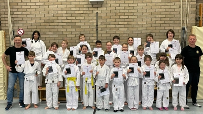 Die Teilnehmer mit ihren Prüfern Marco Pilsak (links) und Benjamin Fischer (rechts) (Bild: Benjamin Fischer)