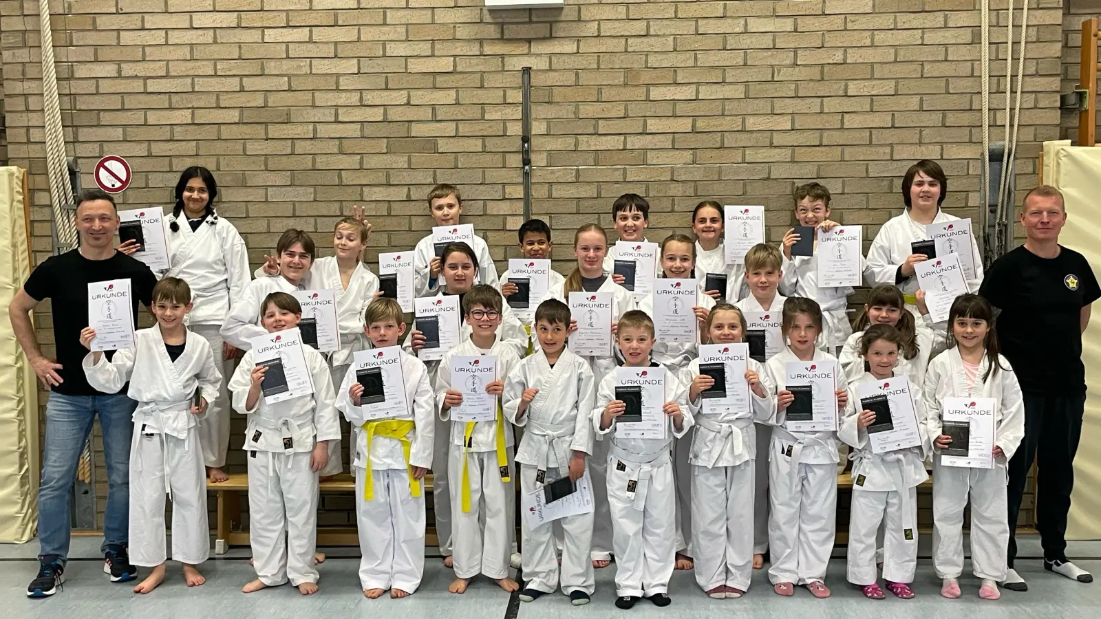 Die Teilnehmer mit ihren Prüfern Marco Pilsak (links) und Benjamin Fischer (rechts) (Bild: Benjamin Fischer)