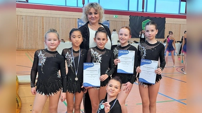 Ein herausragendes Ergebnis erzielten die jungen Sportlerinnen des SV Inter Bergsteig, hier mit ihrer Trainerin Olga Tesmann, beim Landesfinale der Rhythmischen Sportgymnastik in Traunstein. (Bild: Nicole Binner)