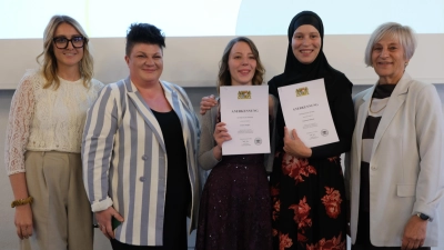 Für ihr gutes Abschneiden bei der Prüfung zur Pflegefachfrau wurden Jessica Slapke (Mitte) und Stephanie Illhardt (Zweite von rechts) mit einem Staatspreis ausgezeichnet. Links von ihnen die Pflegepädagoginnen Lea Wende (BA.) und Lydia Klarner, rechts Schulleiterin Ilona Lang.  (Bild: Hubert Uschald )