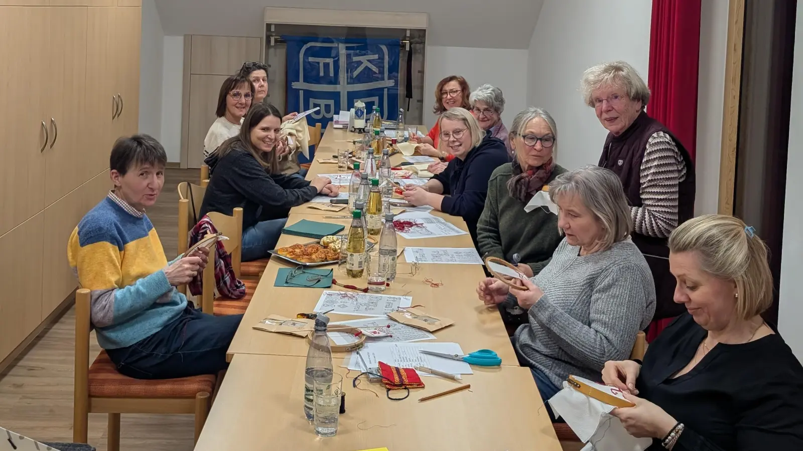 Teilnehmer am Stickkurs (Bild: Stefanie Braun)