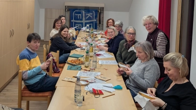 Teilnehmer am Stickkurs (Bild: Stefanie Braun)