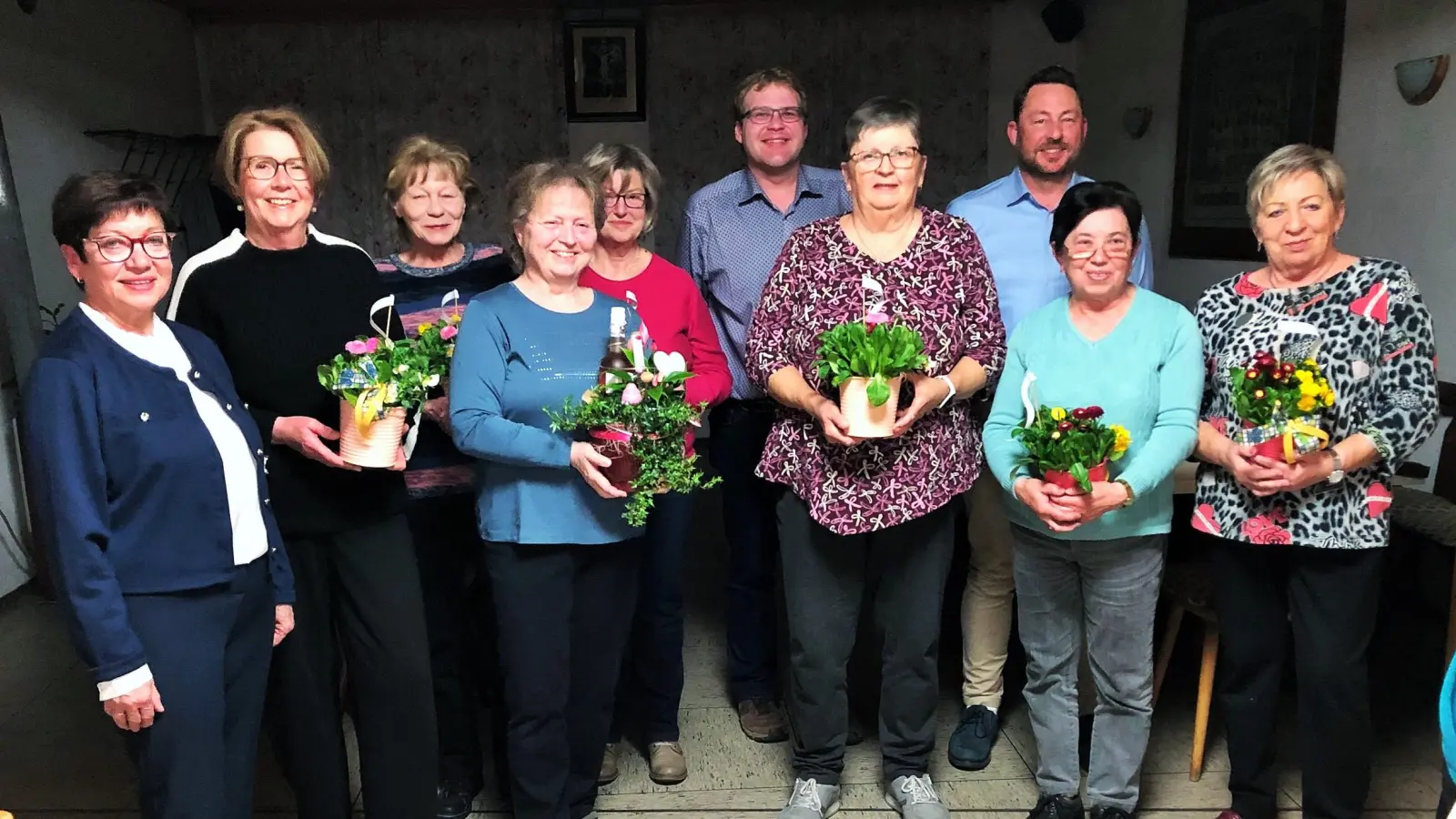 Stellvertretende Kreisvorsitzende der FU, Marianne Lebegern (links) überreichte ein Geschenk an Christine Härtl (4. v. links) (Bild: Eva Seifried)