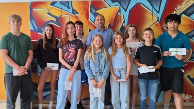 Die Klassenbesten freuten sich mit StD Bernhard Miedl über ihren Erfolg. (Bild: Nadine Paulus)