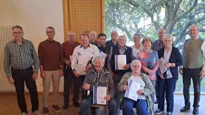 hinten v.li.n.re.: Erwin Hufnagel, Bgm Peter Achatzi, Hans-Dieter Weiß, Herrmann Karl, Grünthaler, Wolfgang Hofmann, Sigrid Titze, Werner Bürger, Vorsitzender Hans Ludwig. 2. Reihe v.li.n.re.: Alfred Flierl, Wolfgang Lindner, Rosalinde Neumüller, Hildegard Stiegler vorne sitzend v.li.n.re: Hans Wedel, Brunhilde Plößel. (Bild: Daniela Ludwig)