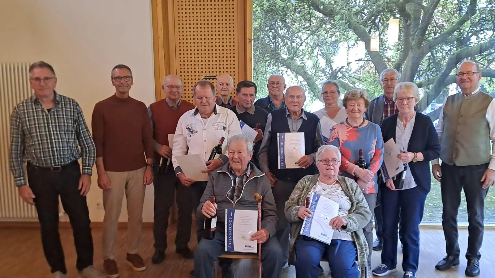 hinten v.li.n.re.: Erwin Hufnagel, Bgm Peter Achatzi, Hans-Dieter Weiß, Herrmann Karl, Grünthaler, Wolfgang Hofmann, Sigrid Titze, Werner Bürger, Vorsitzender Hans Ludwig. 2. Reihe v.li.n.re.: Alfred Flierl, Wolfgang Lindner, Rosalinde Neumüller, Hildegard Stiegler vorne sitzend v.li.n.re: Hans Wedel, Brunhilde Plößel. (Bild: Daniela Ludwig)