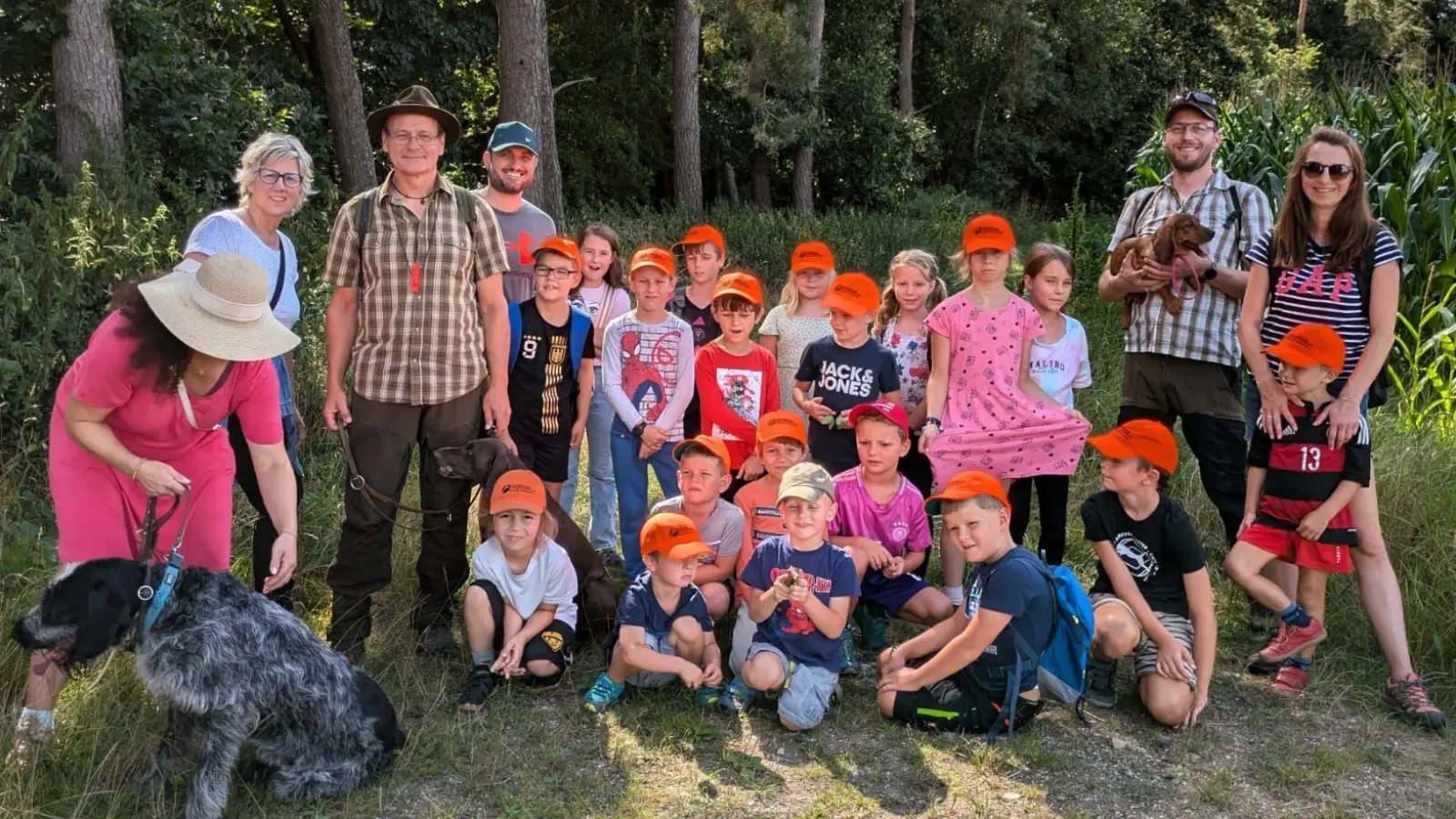 Mit den Jägern und Hunden auf der Pirsch  (Bild:  Susanne Graf )