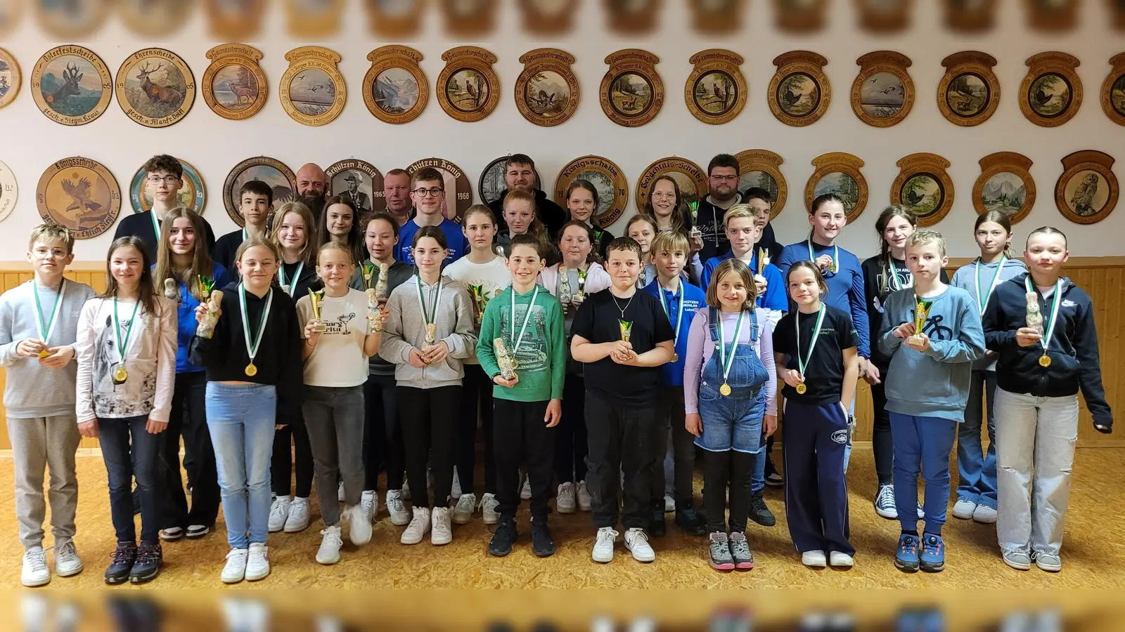 Die erfolgreichen Jungschützen gemeinsam mit (hintere Reihe, von links): Horst Hautmann, Hans-Jürgen Hautmann, Lorenz Märker und Schützenvorstand Matthias Glaser (Mehlmeisel). (Bild: Lukas Haberkorn )