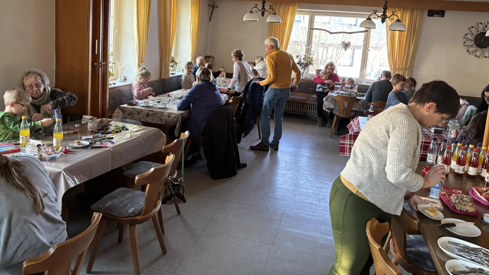 In der Weihnachtswerkstatt der FGV Youngsters. (Bild: Peter Hochmuth)