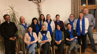 Die Neumitglieder mit Pater Jo Jovilla Kurian, Claudia Rupprecht (von links stehend), Gerhard Scharff und Daniela Ramirez-Gonzalez (von rechts stehend). (Bild: Sieglinde Schärtl)