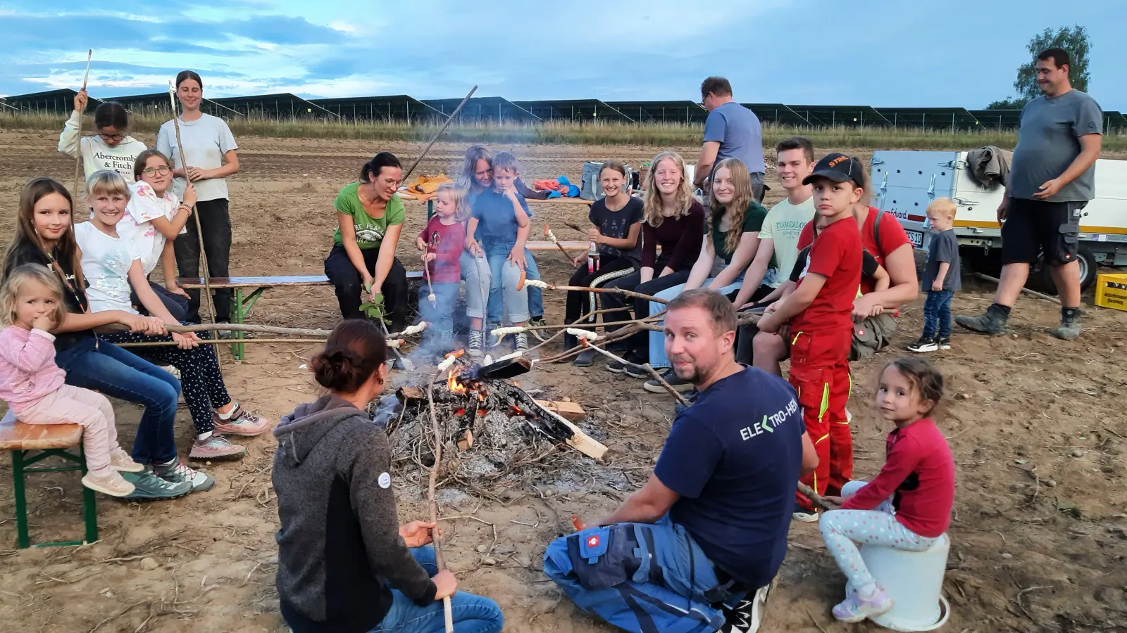 Ein schönes Naturerlebnis sowie einen kleinen Einblick in die Kartoffelernte bot das Kartoffelfeuer der Kolpingsfamilie etlichen Kindern mit ihren Familien. (Bild: Anita Niebauer)