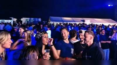 Farbiges Licht wechselte sich bei unterhaltsamer Mixmusik und tollen Gesprächen. (Bild: Reinhard Kreuzer)
