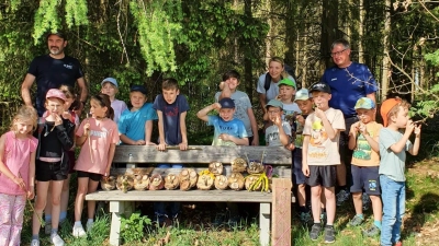 Pfeifferlschnitzen bei den Fichtelgeistern in Neusorg. (Bild: Carolin Gley)