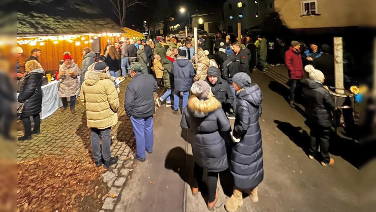 Viele Besucher kamen auf den Dorfplatz in Pleußen, um ein paar schöne Stunden in weihnachtlicher Stimmung zu verbringen.  (Bild: Tobias Rosner)