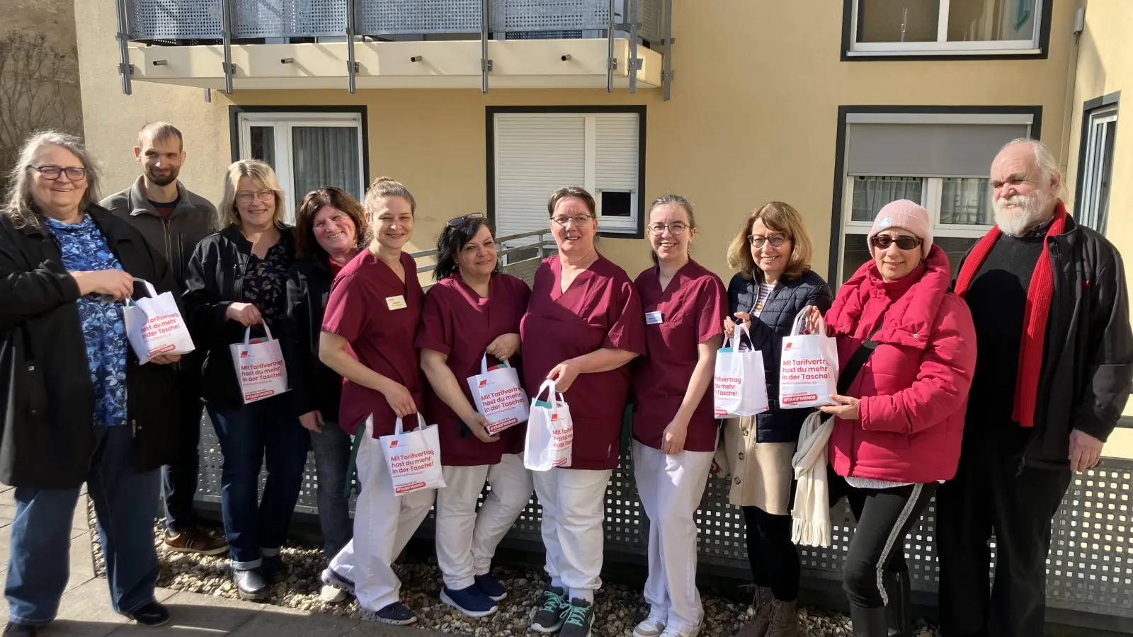 Dank und Anerkennung für die Beschäftigten des Seniorenpflegeheimes Jakubushof hatten Petra Schilling, Christian Braun, Sabine Friede, Frieda Merkel, Christine Weiß, Maria Argentiere und Wolfgang Berndt (links) parat.  (Bild: Peter Hofmann)