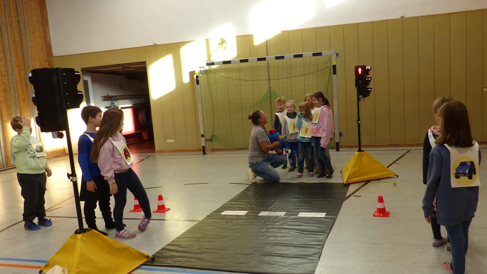 Mit der Puppe ADACUS wurden in der Turnhalle den Kindern die Ampel beim Überqueren der Straße erklärt (Bild: Sieglinde Schärtl)