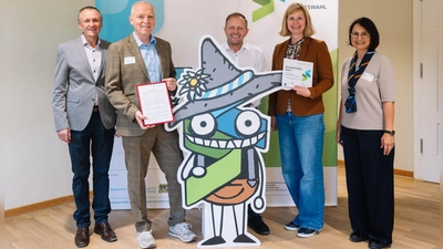 Rosmarie Selch-Luber (2. von rechts) und Matthias Sitzmann (2. von links) nehmen mit den Kooperationspartnern Marianne Brandl (rechts), Adolf Götz (Mitte) und Helmut Schönberger (links) die Auszeichnung entgegen. (Bild: Stefan Winterstetter)