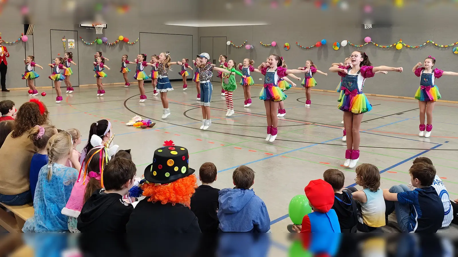 Die Faschingsgilde Marktredwitz-Dörflas begeistern in Waldershof (Bild: Johanna Reger)