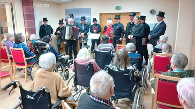 Schornsteinfeger bringen Glück, der Kaminkehrerchor im Seniorenheim „Franz Zebisch” (Bild: Sandra Dirscherl)