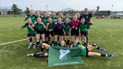 Die U17 Juniorinnen mit ihrem Trainer Andreas Schärtl bejubeln ein erfolgreiches Turnier am Gardasee. (Bild: Andreas Schärtl)