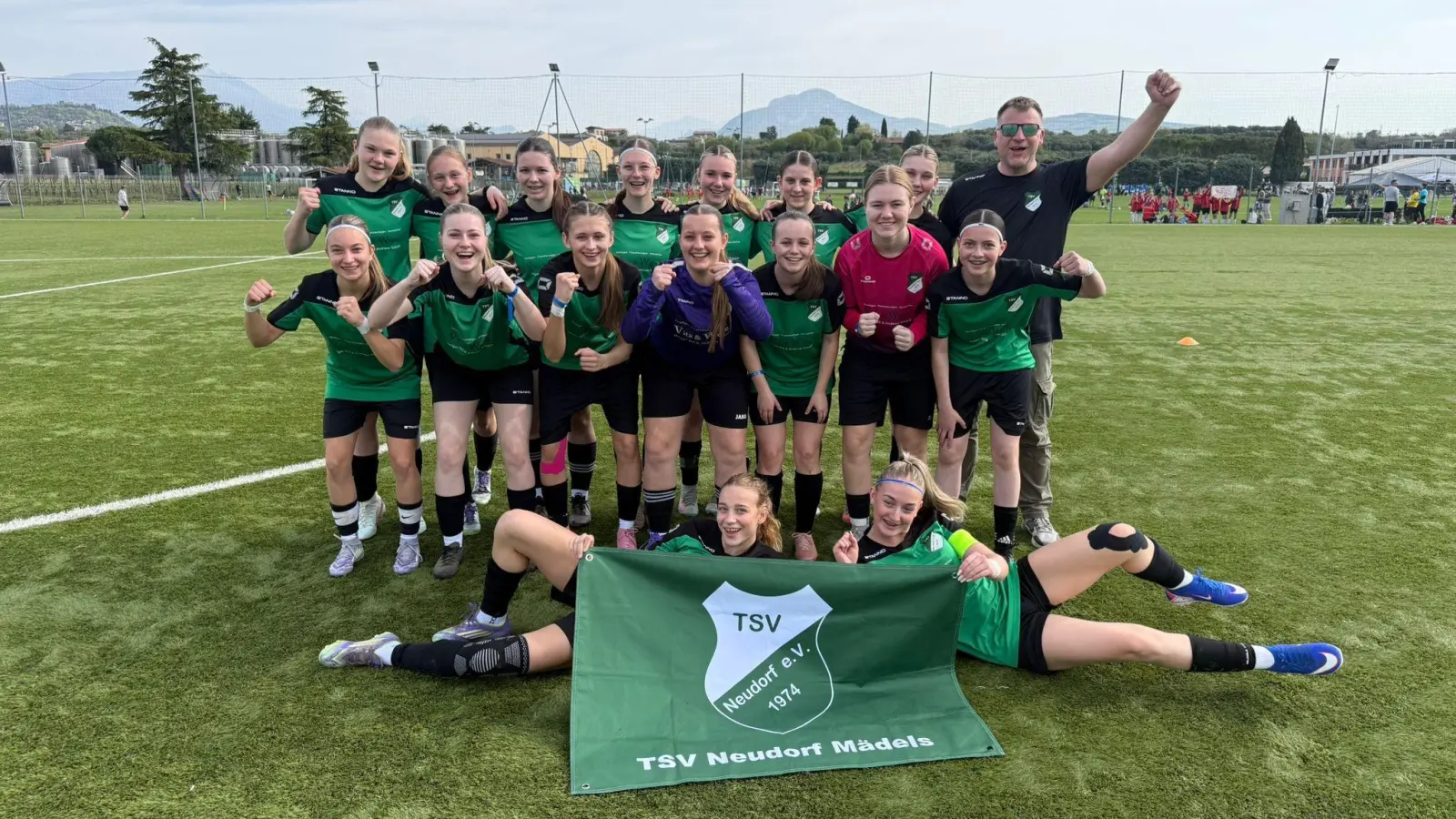 Die U17 Juniorinnen mit ihrem Trainer Andreas Schärtl bejubeln ein erfolgreiches Turnier am Gardasee. (Bild: Andreas Schärtl)