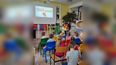 Autorenlesung in der Aula der Grundschule Poppenricht. (Bild: Carolin Renner)