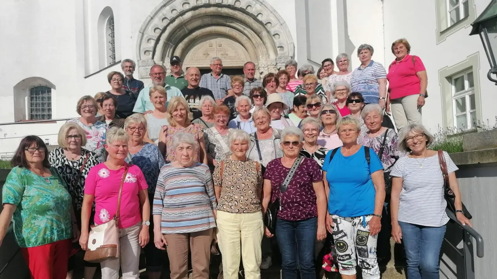 Reisegruppe am Portal der wunderschönen Klosterkirche Mallersdorf (Bild: Elisabeth Kraus)
