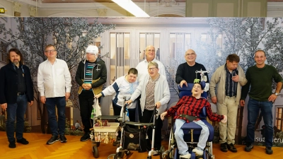 Gemeinsam mit Angehörigen, Freunden und Mitarbeitenden feierten die Jubilare ihre 25- beziehungsweise 50-jährige Zugehörigkeit zu Regens Wagner Michelfeld. (v.l.n.r.: Bernhard Kallmeier, stv. Gesamtleitung; Heinz Palla und ein weiterer Jubilar; Monika Wendzich und eine weitere Jubilarin mit Peter Miltenberger, Gesamtleitung; Dominik Michel und Thomas Gräbner mit Angehörigen.) (Bild: Matthias Flierl)