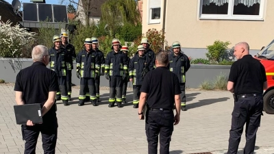 Bei der Leistungsprüfungsabnahme: Gruppenführer Manuel Raab, Maschinist Tanja Wagner, Melder Willibald Ebnet, Angriffstrupp Noah Koch und Anna-Lena Uhl (beide FF Sulzbach Rosenberg), Wassertrupp Alois Renner und Rainer Kandler, Schlauchtrupp Martin Brunner und Michael Eilles. Das Schiedsrichterteam lobten Leistung und Zusammenarbeit der beiden Wehren. (Bild: Achim Stemp)