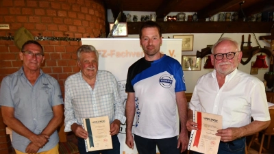 Der Vorsitzende des KFZ-Fachverein e.V. Weiden und nördl. Opf. Mike Robak (Zweiter von rechts) ernannte im Namen des Vereins seinen Vorgänger Josef Schärtl (rechts) zum Ehrenvorsitzenden und Georg Bücherl (Zweiter von links) zum Ehrenmitglied im Beisein von Kassier Arwed Schade (links). (Bild: Herbert Hirmer)