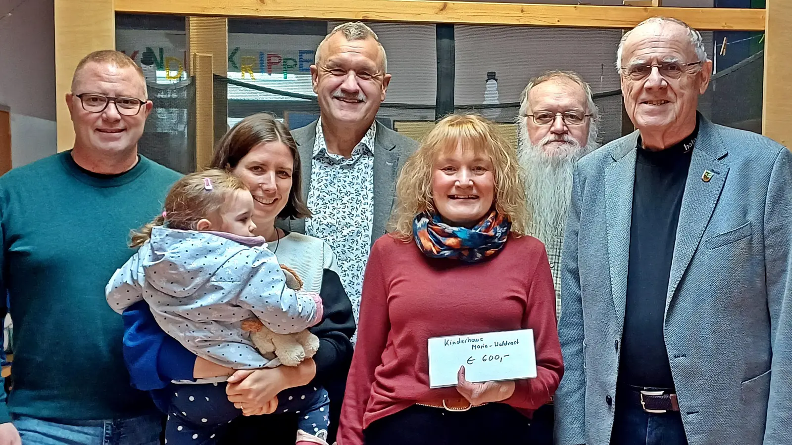 Aus dem Erlös des veranstalteten Starkbierfestes überreichte die CSU-Vorstandschaft Weiden-West an die Leiterin des Kindergartens Maria Waldrast 600 Euro für ein Sofa in der Kinderecke. Von links: Raimund Riehl, Stefanie Salavs-Lorenz, Hans-Jürgen Gmeiner, Claudia Romeis, Wolfgang Gleissner, Lothar Höher. (Bild: Irmi Höher)