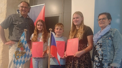 Die drei Schüler*innen mit den Schulleitungen der Hans- und Sophie-Scholl-Realschulen.  (Bild: Jutta Wilke)