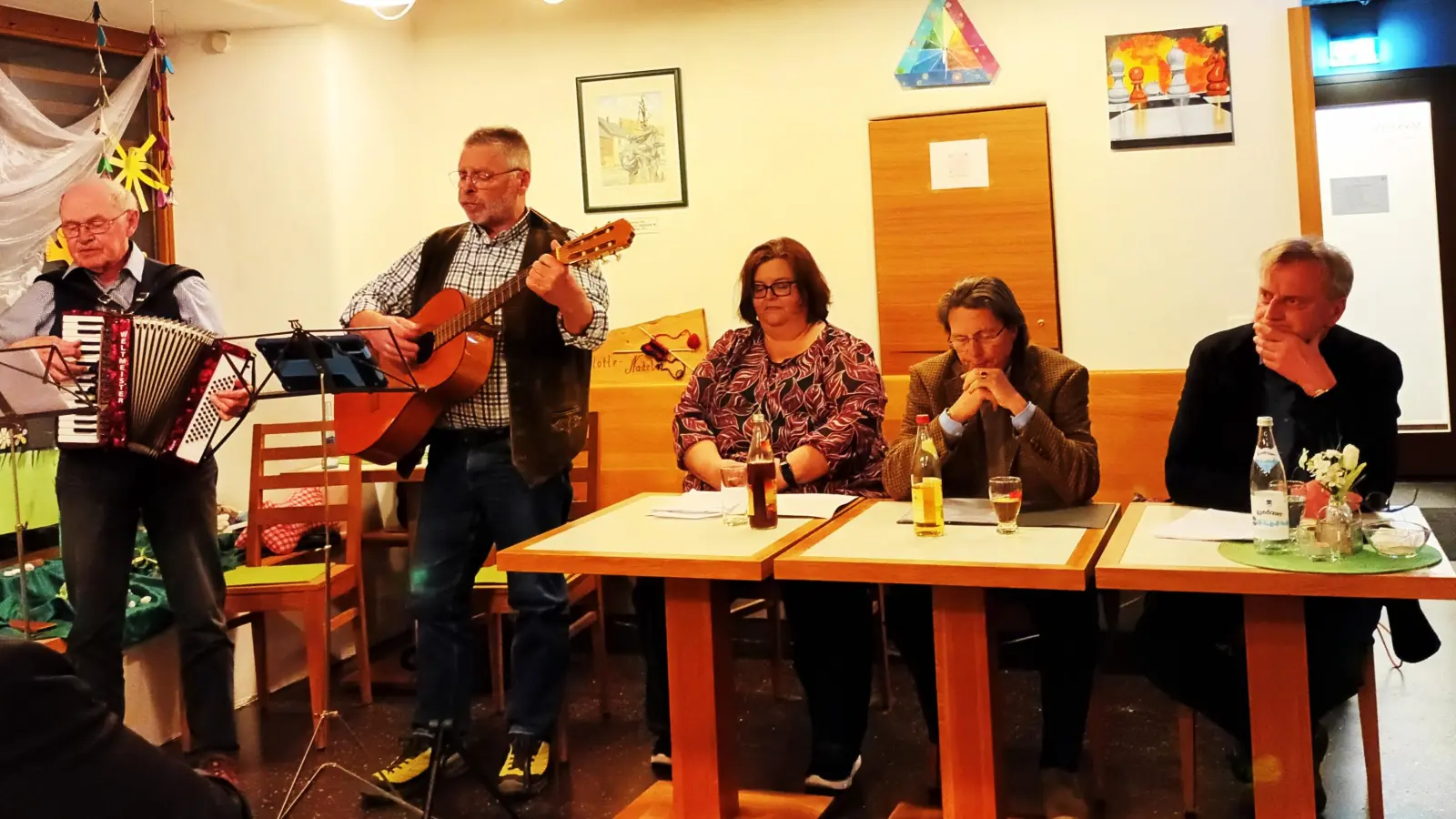 Die Vortragenden, v. re. Berthold Kellner, Florian Winklmüller und Margot Konz wurden musikalisch unterstützt von Martin Betz und Anton Schmaus (Bild: Monika Beer-Helm)