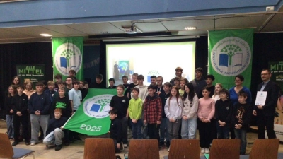 Schüler der AG Ökologie, Christian Lauterbach (hintere Reihe links), Daniela Nees vom Landesbund für Vogel- und Naturschutz (zweite von rechts), Jürgen Bayer (erster von rechts)  (Bild: Jürgen Bayer)