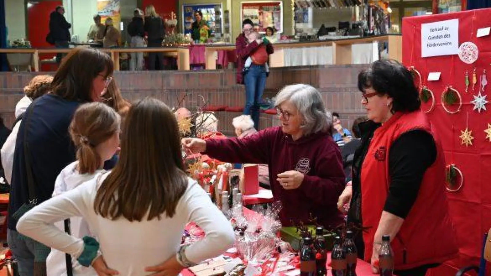 Am Stand des Fördervereins gab es allerlei Gebasteltes auch von den Schülerinnen der OGtS. (Bild: Ramona Gilch)