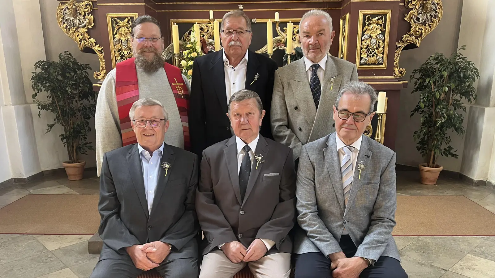 sitzend: Hans Koch, Hans Gaber, Siegfried Knahn, stehend Diakon Deyerl, Erhard Trautmann und Ernst Ringer (Bild: Heidi Kurz)