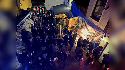 Zahlreiche Besucher kamen zum Saisonabschluss der Grölldeifl nach Konnersreuth. (Bild: Johanna Pfohl)