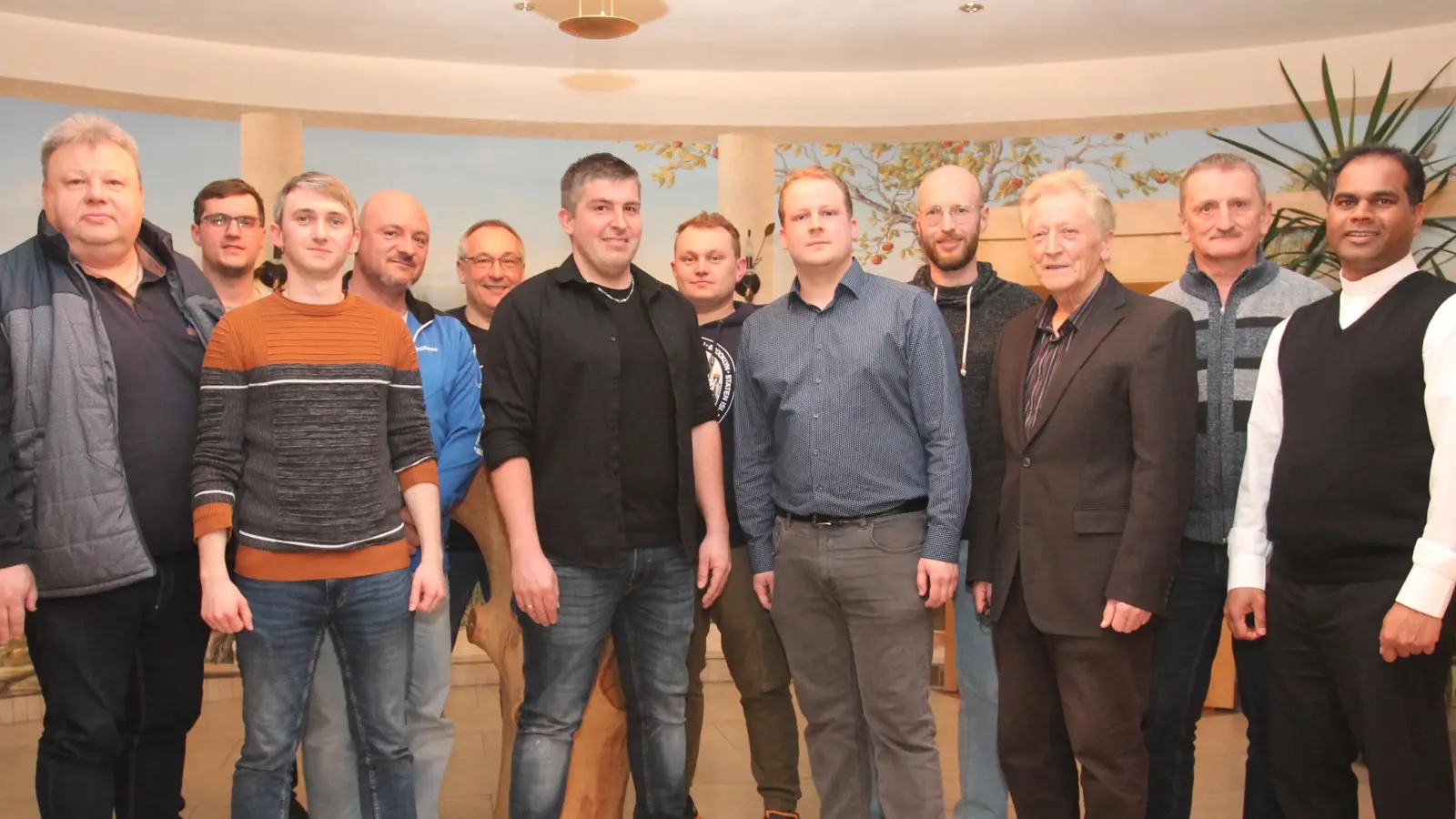 Die neugewählte Vorstandschaft der DJK Neukirchen um Max Woppmann und Johannes Haider (Mitte) mit den geehrten Vereinsmitgliedern und Ehrenvorsitzendem Anton Haider (Bild: Josef Pilfusek)