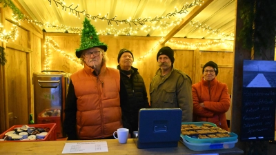 Blick in den im Jahre 2024 angeschafften Verkaufsstand, der Hohenkemnather Vereine, mit ihren Akteuren. (Bild: Anton Götz)