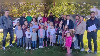 Die Dorfspatzen bei der Übergabe ihrer Spende an das Kinderheim St. Elisabeth. (Bild: Stefanie Treml)