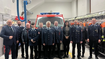 von links: Bgm Johann Burger, Martin Rosner, Franz Klemt, Andreas Kolb, Christoph Wölfl, Rupert Meyer, Sascha Dziuballe, Kristina Gebel, Vorstand Christoph Dietrich, Simone Grillmeier, Kommandant Johannes Reichenberger. (Bild: Martina Kropf)