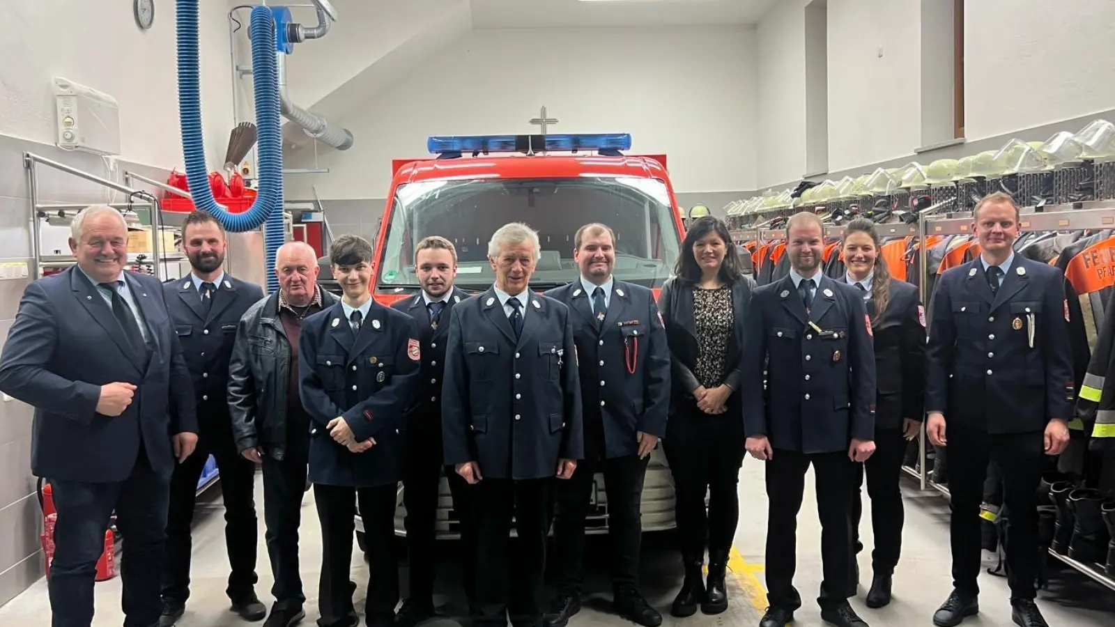 von links: Bgm Johann Burger, Martin Rosner, Franz Klemt, Andreas Kolb, Christoph Wölfl, Rupert Meyer, Sascha Dziuballe, Kristina Gebel, Vorstand Christoph Dietrich, Simone Grillmeier, Kommandant Johannes Reichenberger. (Bild: Martina Kropf)