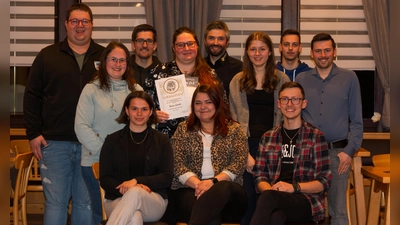 Von links nach rechts:<br>1. Reihe: Paula Bächer, 2. Vorsitzende Theresa Dötterl-Franz, 1. Vorsitzender Andreas Stengl<br>2. Reihe: Florian Weiß, Christina Stöckl, Andreas Philipp, Dana Stöckl, Kreisvorsitzender Johannes Dötterl-Franz, Marie Gorthan, Michael Philipp, Christian Philipp (Bild: Christian Philipp)