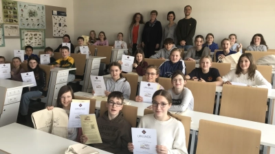 Im Rahmen einer kleinen Feierstunde im Biologiesaal überreichte die Schulleiterin Dr. Anja Wiesner den erfolgreichen Schülerinnen und Schülern die Urkunden und Sachpreise und lobte ihren Wettbewerbserfolg und großen Forschungseifer. (Bild: Iris Hösl)